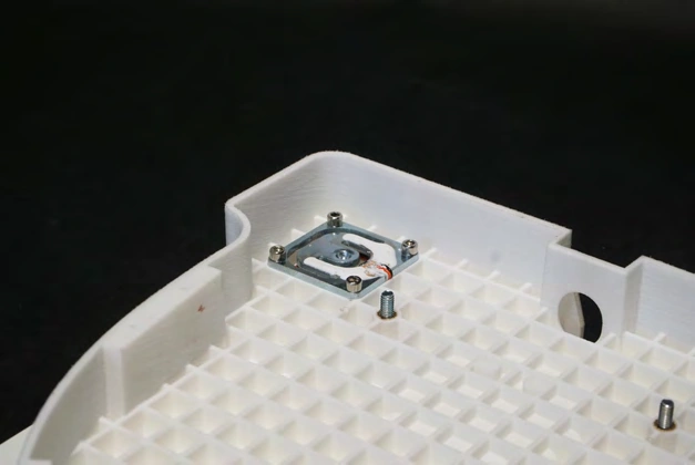 Section detail of the bolted load-cell connection between scale shells.